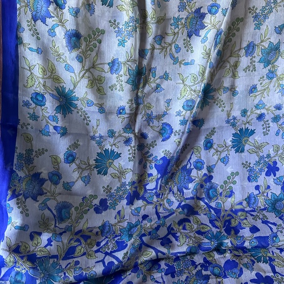 Traditional Silk Sari/Career Navy Blue Turquoise Floral on Pale Gray 45"×232" - Picture 3 of 3